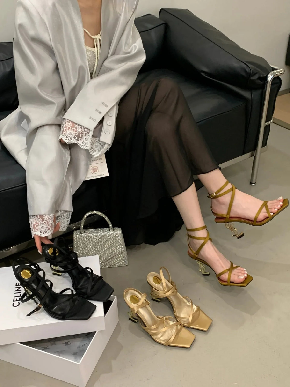 Eleganti sandali con tacco con lettera dorata, fascia incrociata, punta aperta, stile romano, tacchi alti, scarpe estive nuovo arrivo per le donne