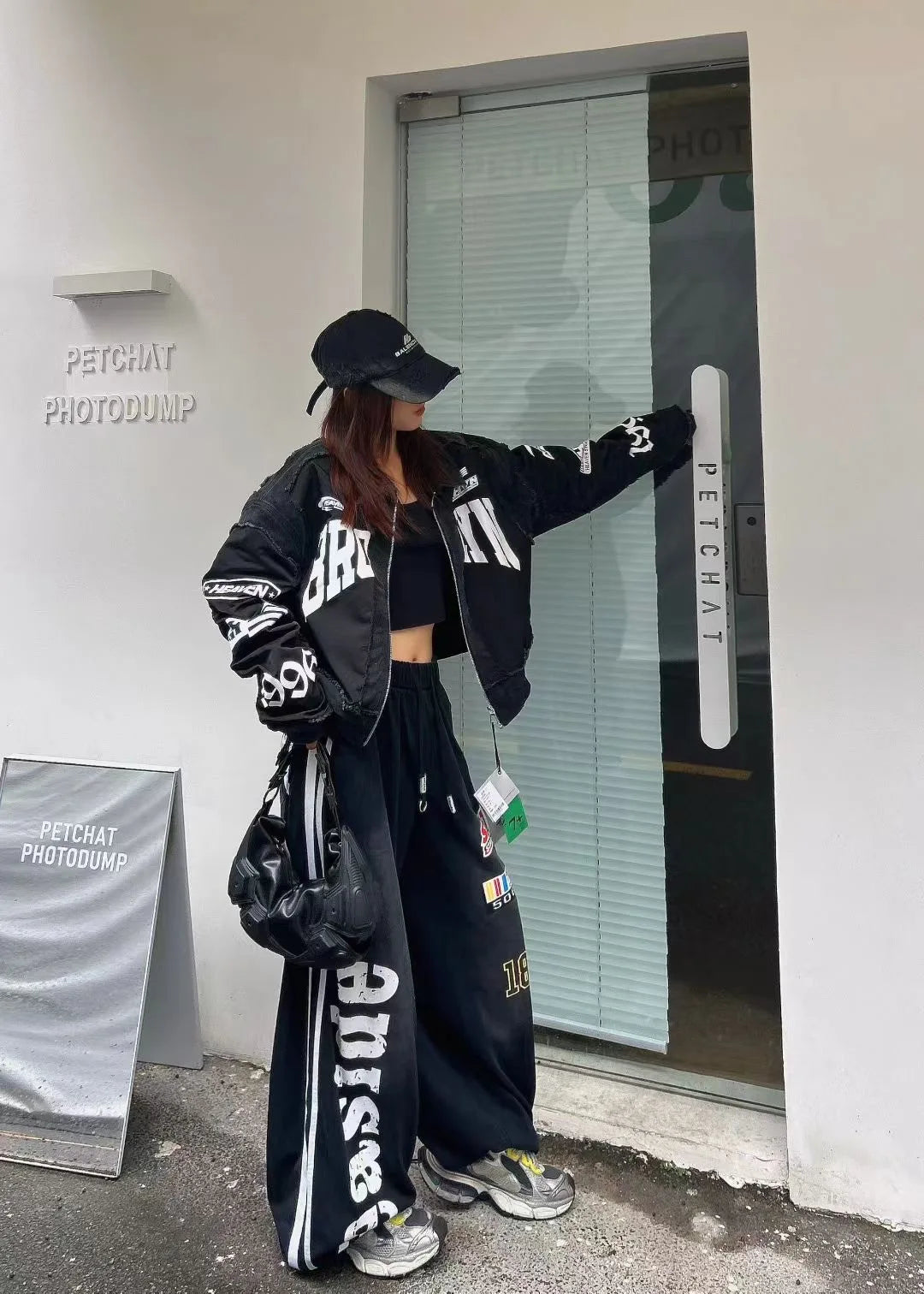 Giacca Corta da Moto Stile Europeo da Donna, Nuova Collezione Primavera 2026, Nera con Stampa Numeri e Lettere, Vestibilità Ampia, Giacca Trendy di Marca