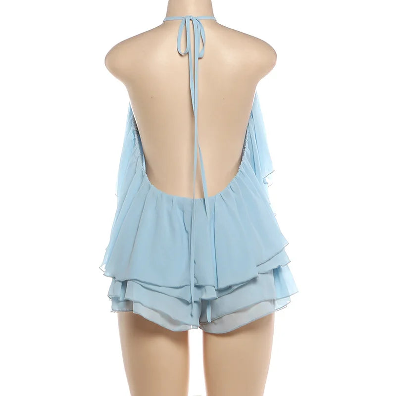 Completo coordinato due pezzi da donna sexy con scollo all'americana e volant, top corto senza schienale e minigonna pantaloncino, moda estate 2026 per vacanze