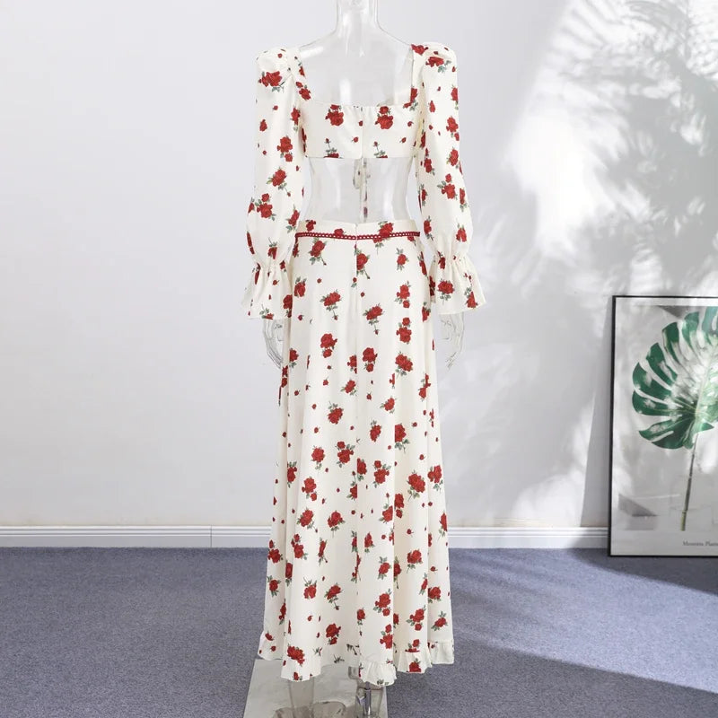 Completo da donna con top corto a stampa floreale, maniche lunghe, top con fiocco, gonna a balze con spacco alto, abiti estivi da spiaggia per le vacanze 2026.