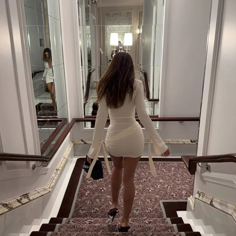 Abito Aderente Bianco con Scollo a V Sexy, Maniche Svasate e Colletto in Pizzo, Stile Ufficio 2026, Gonna a Tubino Chic da Club