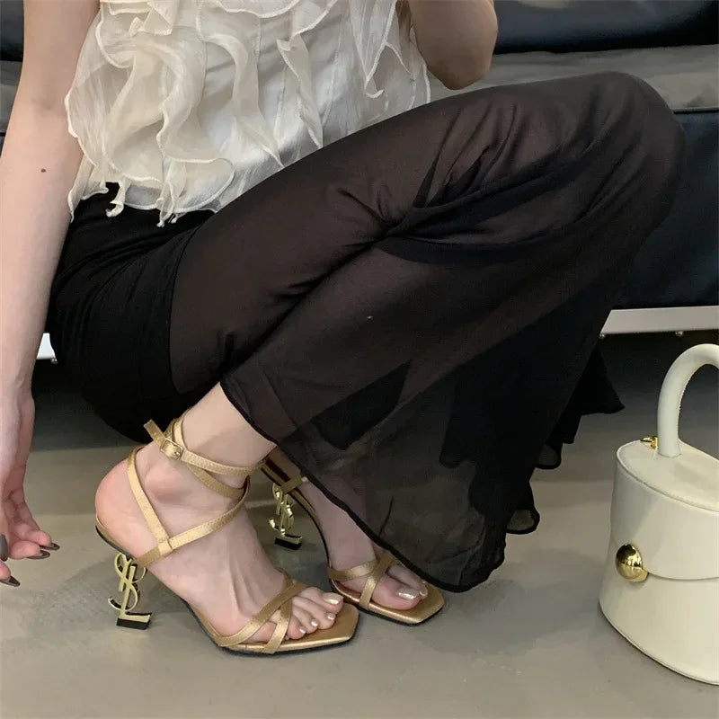 Eleganti sandali con tacco con lettera dorata, fascia incrociata, punta aperta, stile romano, tacchi alti, scarpe estive nuovo arrivo per le donne