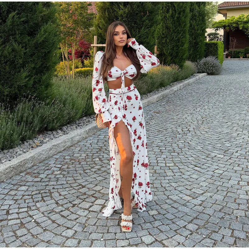 Completo da donna con stampa floreale da spiaggia, top corto a maniche lunghe con scollo quadrato e gonna lunga con spacco, nuovi outfit per feste e vacanze estive