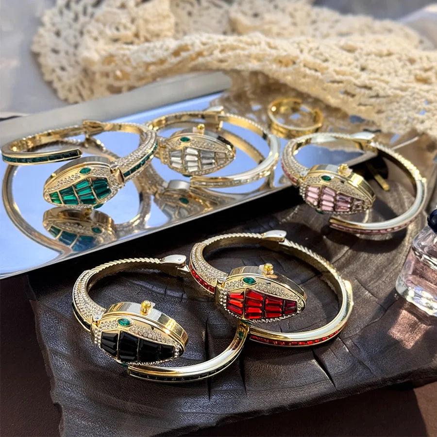Orologio da polso a forma di serpente alla moda con diamanti incastonati di lusso per donna Elegante borsa aperta Elegante design europeo e americano