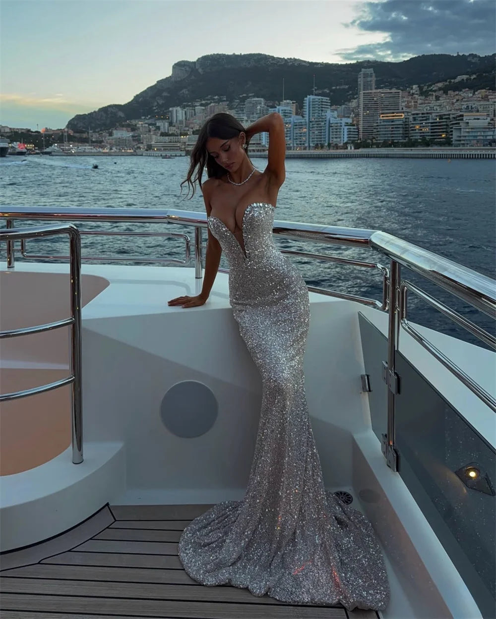 Abito da sera personalizzato Contessa in argento senza spalline, scollo a V profondo, con paillettes, vestito da ballo a sirena, vestito da sera formale con strascico
