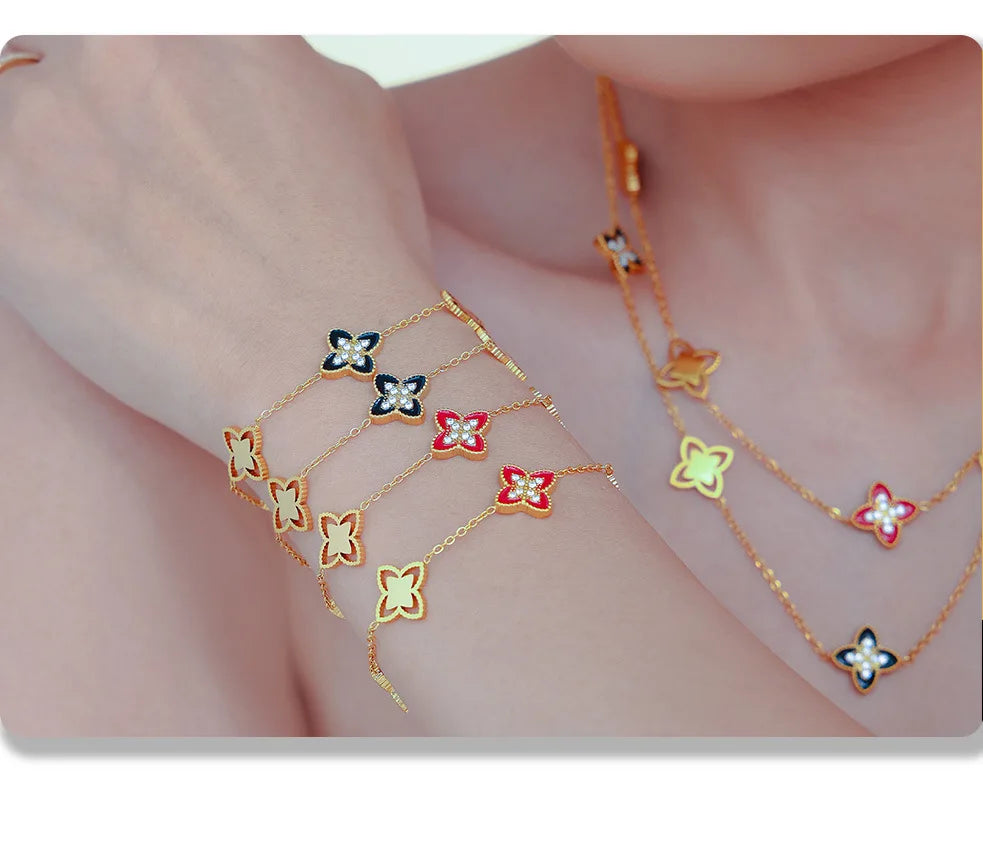 Nuovi set di gioielli alla moda con collana e bracciali a catena in acciaio inossidabile per donna, con fiore smaltato rosso e zirconi cubici scintillanti.