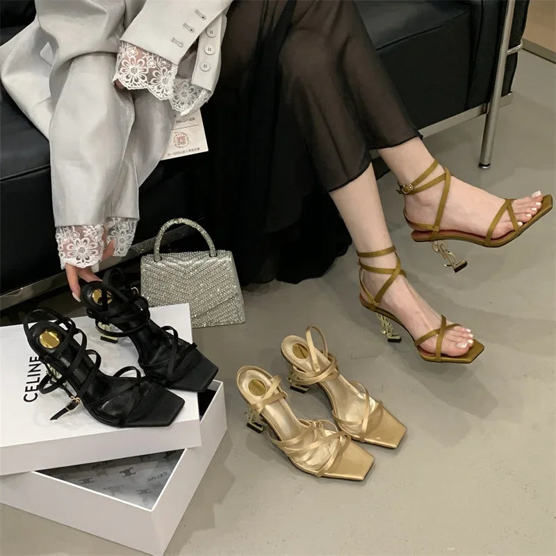 Eleganti sandali con tacco con lettera dorata, fascia incrociata, punta aperta, stile romano, tacchi alti, scarpe estive nuovo arrivo per le donne