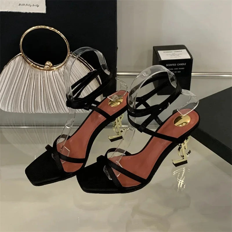 Eleganti sandali con tacco con lettera dorata, fascia incrociata, punta aperta, stile romano, tacchi alti, scarpe estive nuovo arrivo per le donne