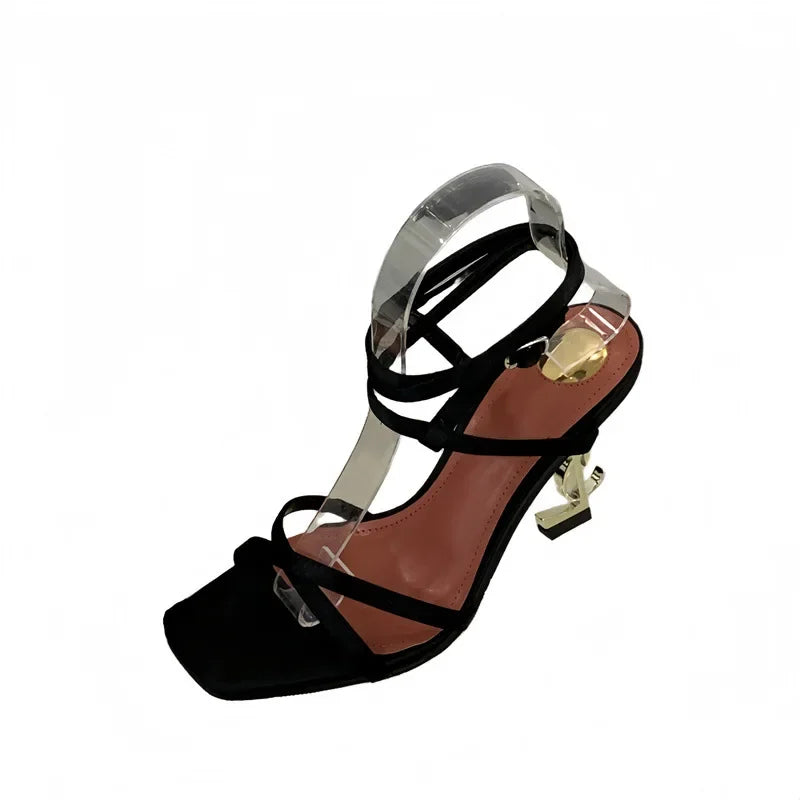 Eleganti sandali con tacco con lettera dorata, fascia incrociata, punta aperta, stile romano, tacchi alti, scarpe estive nuovo arrivo per le donne