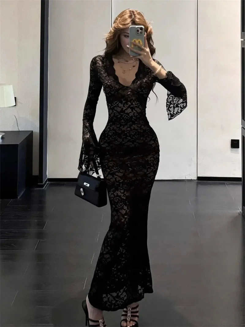 Abito rosso a maniche lunghe con scollo a V Gonna aderente aderente matura cava in pizzo all'inizio dell'autunno da donna con glutei avvolti e coda di pesce