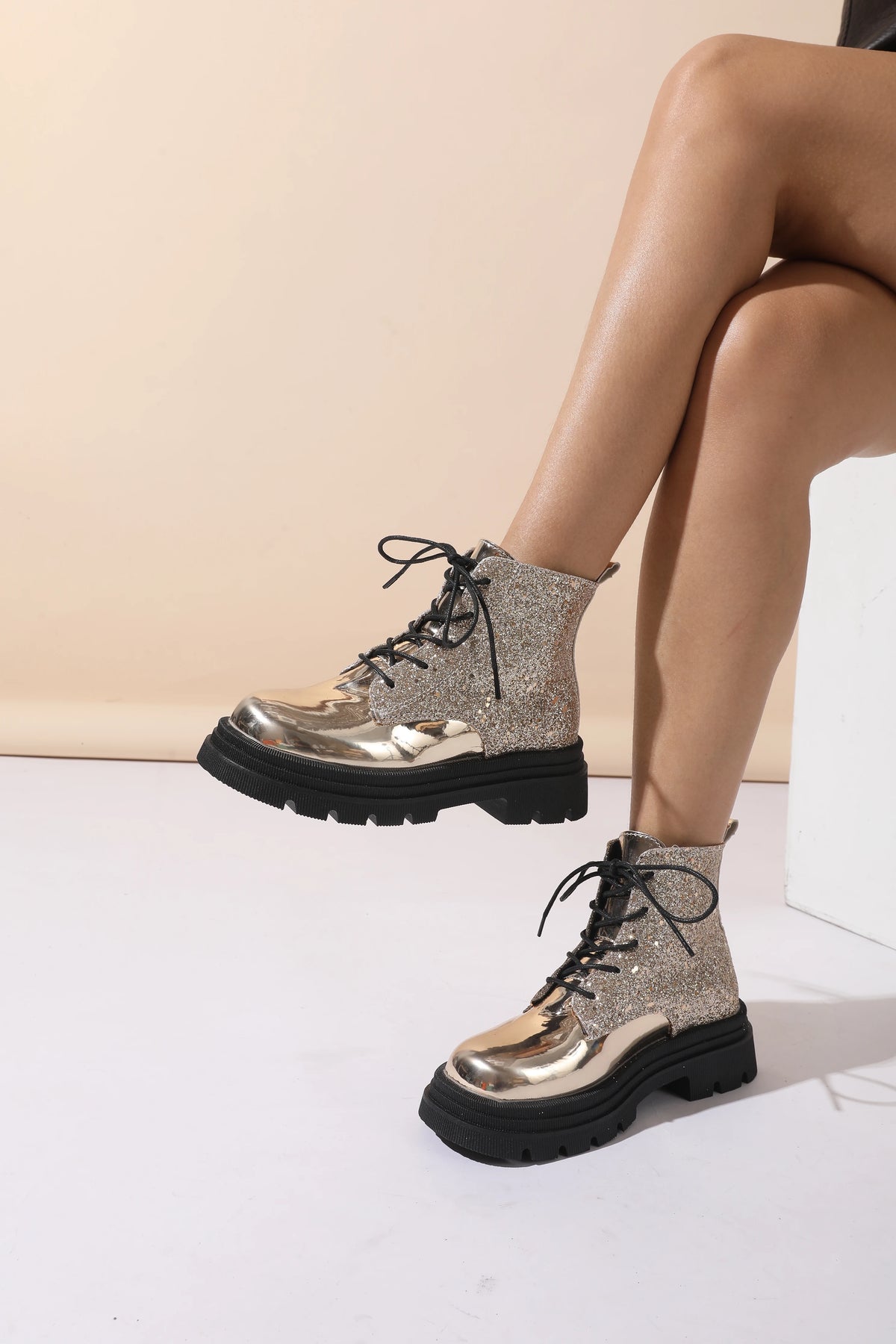 Scarpe da donna 2024 Stivali da donna alla moda argento lucido Stivali Chelsea casual e versatili Scarpe con plateau comode e calde