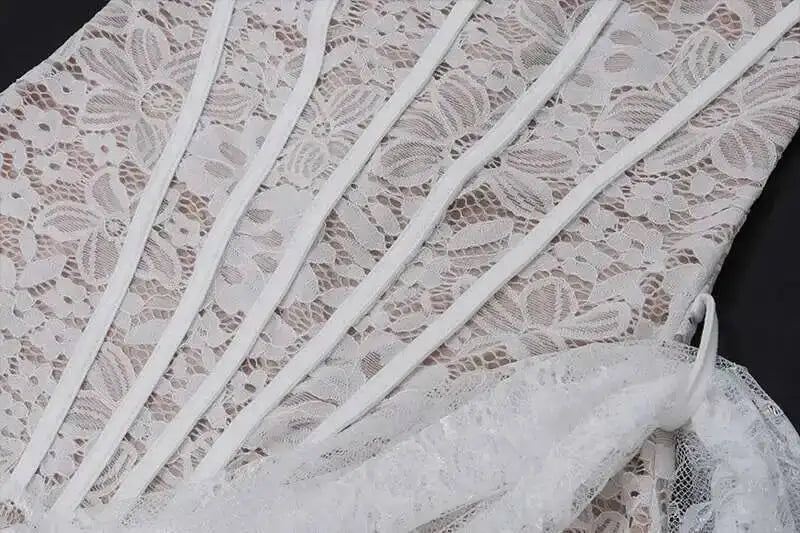 Avrilyaan Abito sexy senza spalline in pizzo bianco per le donne 2023 Vestaglie Abito da sera elegante Abito aderente Mini abito estivo Abiti