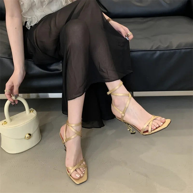 Eleganti sandali con tacco con lettera dorata, fascia incrociata, punta aperta, stile romano, tacchi alti, scarpe estive nuovo arrivo per le donne