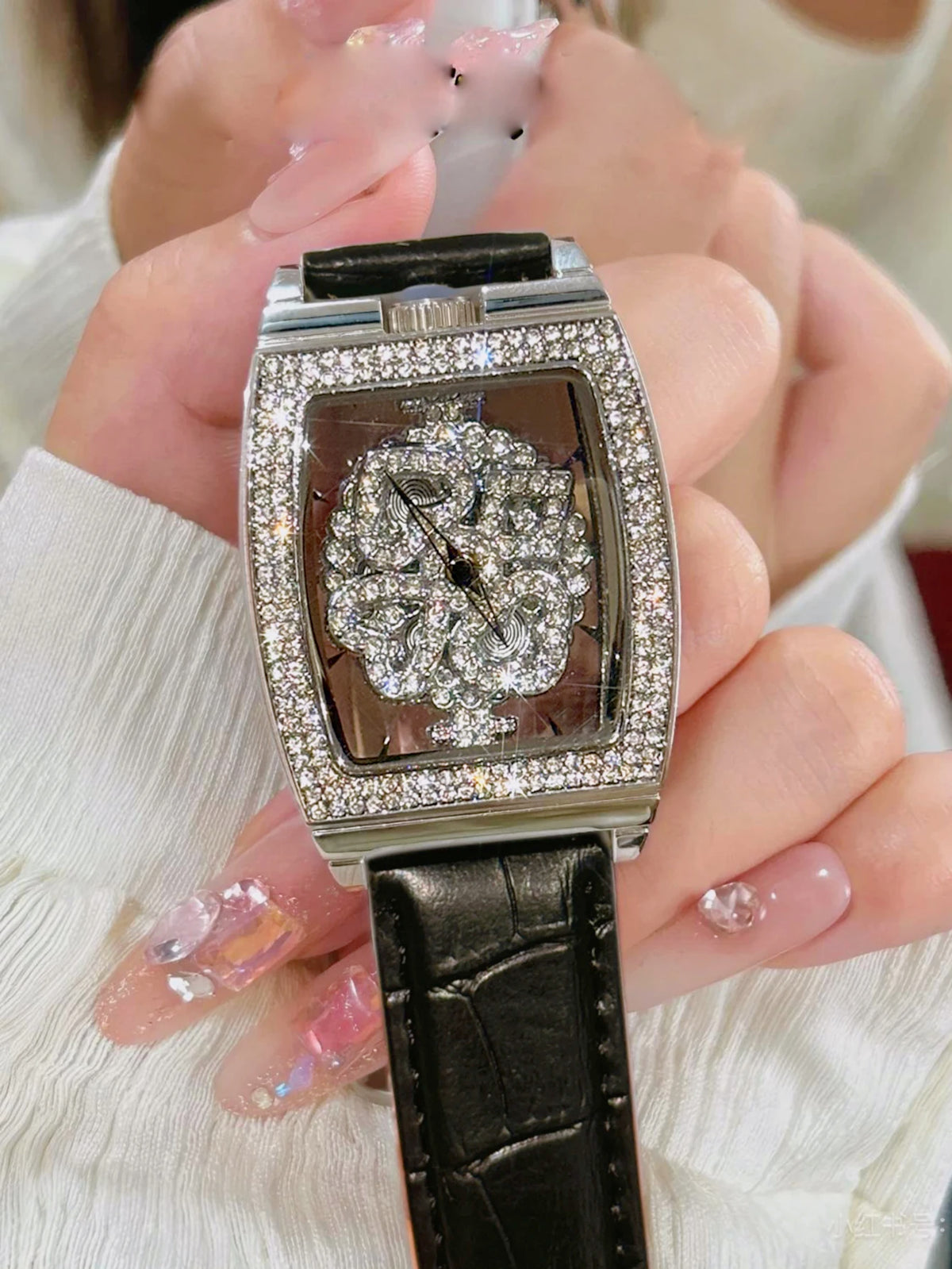 1 orologio da donna con quadrante preciso a forma di botte, alla moda ed elegante, decorazione con diamanti sul fondello trasparente, regina da poker rotante