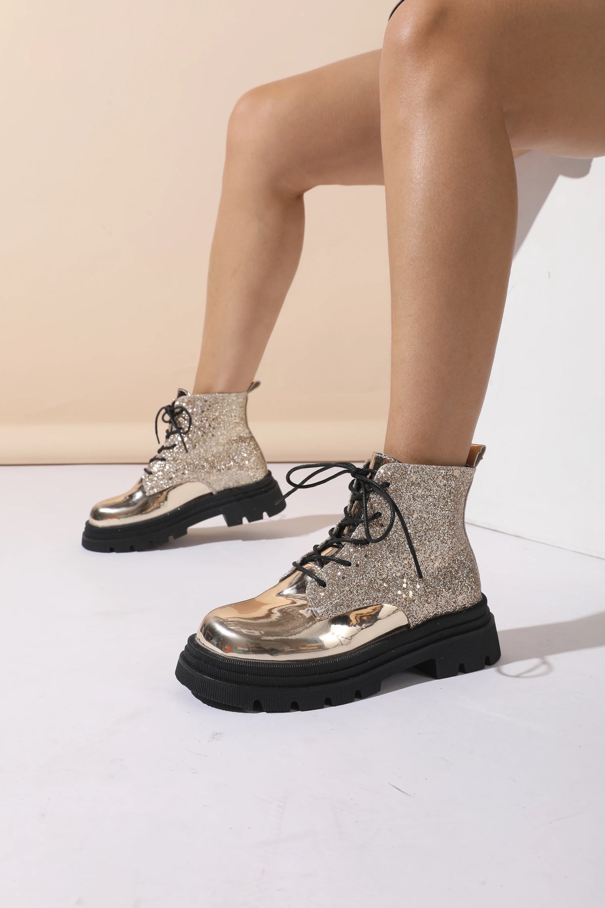 Scarpe da donna 2024 Stivali da donna alla moda argento lucido Stivali Chelsea casual e versatili Scarpe con plateau comode e calde