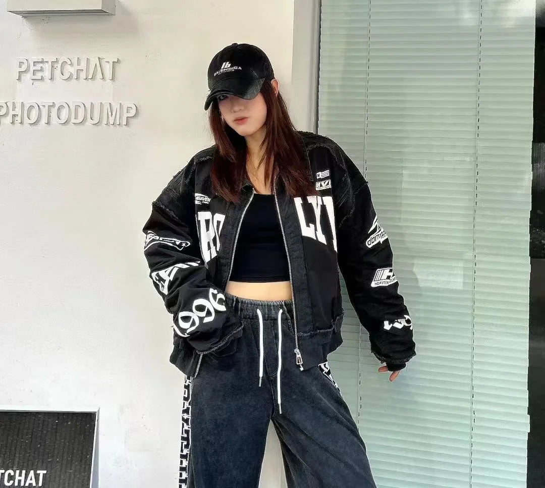 Giacca Corta da Moto Stile Europeo da Donna, Nuova Collezione Primavera 2026, Nera con Stampa Numeri e Lettere, Vestibilità Ampia, Giacca Trendy di Marca