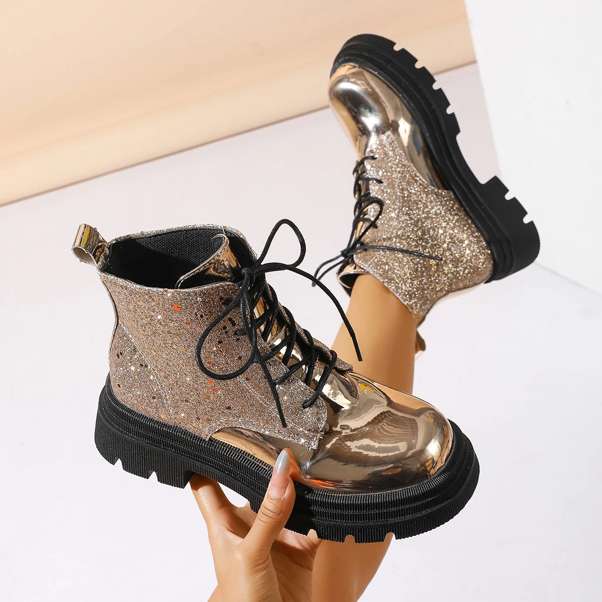 Scarpe da donna 2024 Stivali da donna alla moda argento lucido Stivali Chelsea casual e versatili Scarpe con plateau comode e calde