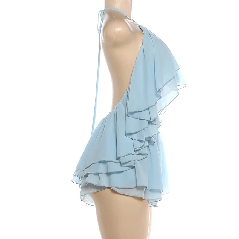 Completo coordinato due pezzi da donna sexy con scollo all'americana e volant, top corto senza schienale e minigonna pantaloncino, moda estate 2026 per vacanze