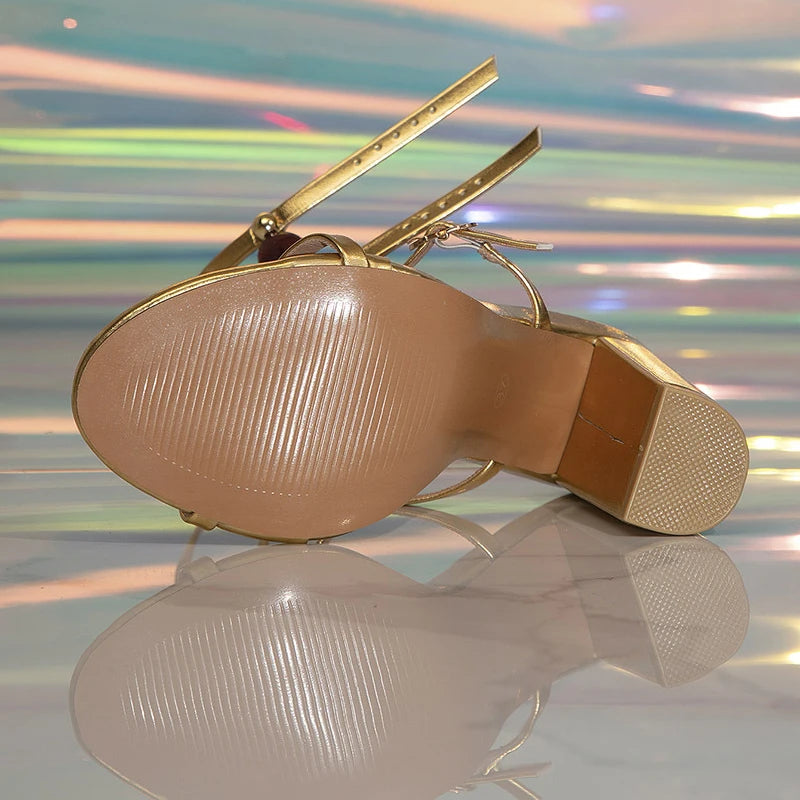 2025 Sandali con tacco spesso con cinturino in pietra preziosa colorata nuova moda bohémien da donna Sandali con tacco spesso Sandali a banda stretta cava