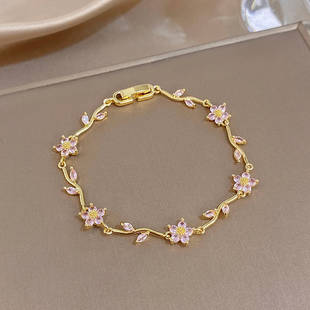AENSOA Elegante Bracciale Regolabile con Motivo Floreale, Placcato Oro, con Cristalli a Forma di Fiore e Foglia Verde, Delicato Braccialetto con Strass per Gioielli da Donna