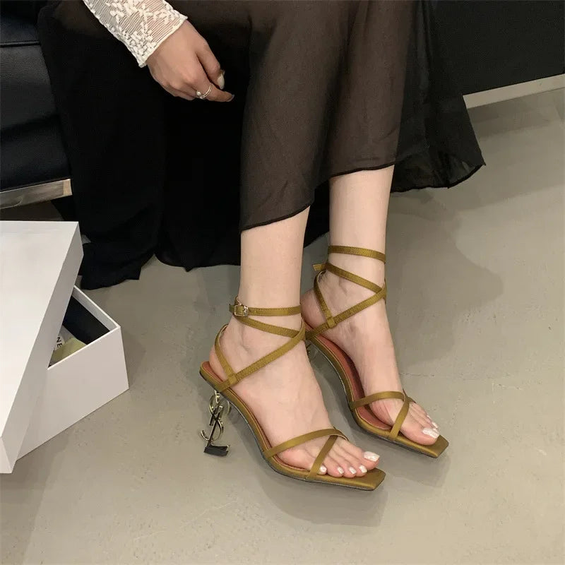 Eleganti sandali con tacco con lettera dorata, fascia incrociata, punta aperta, stile romano, tacchi alti, scarpe estive nuovo arrivo per le donne