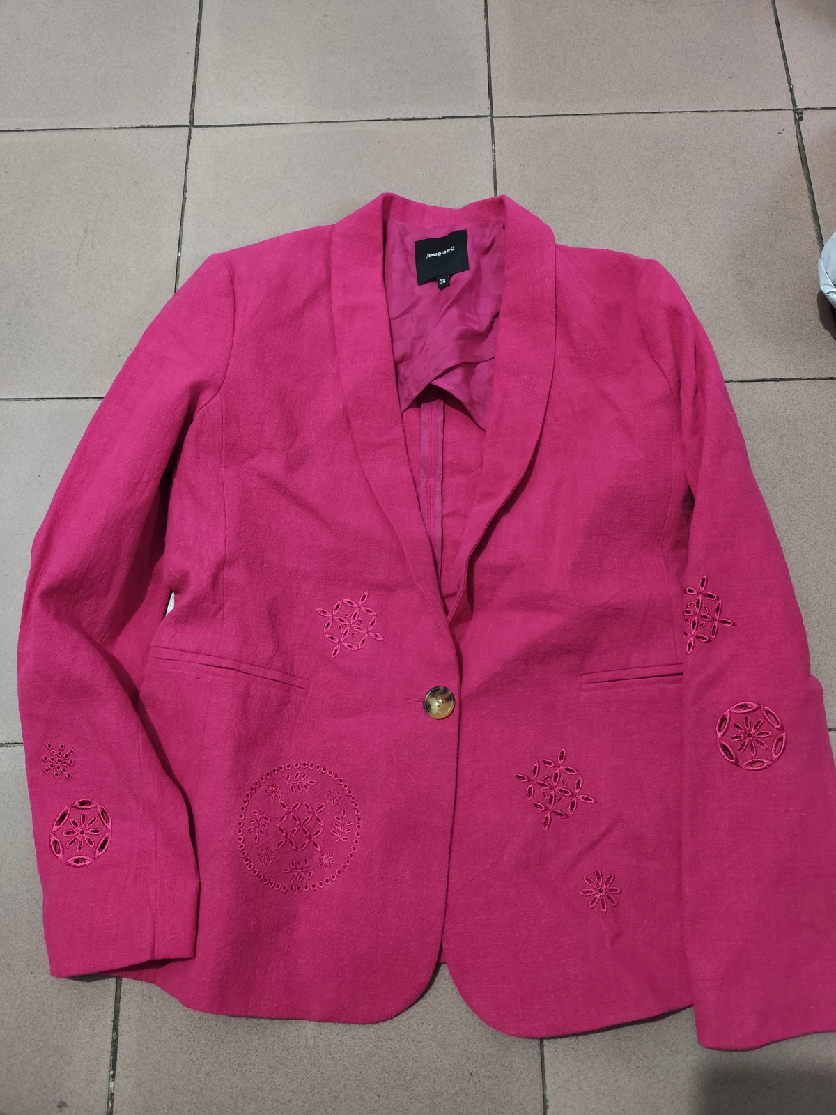 Una nuova giacca di jeans ampia e casual spagnola ricamata e color block dalla ordine di esportazione originale
