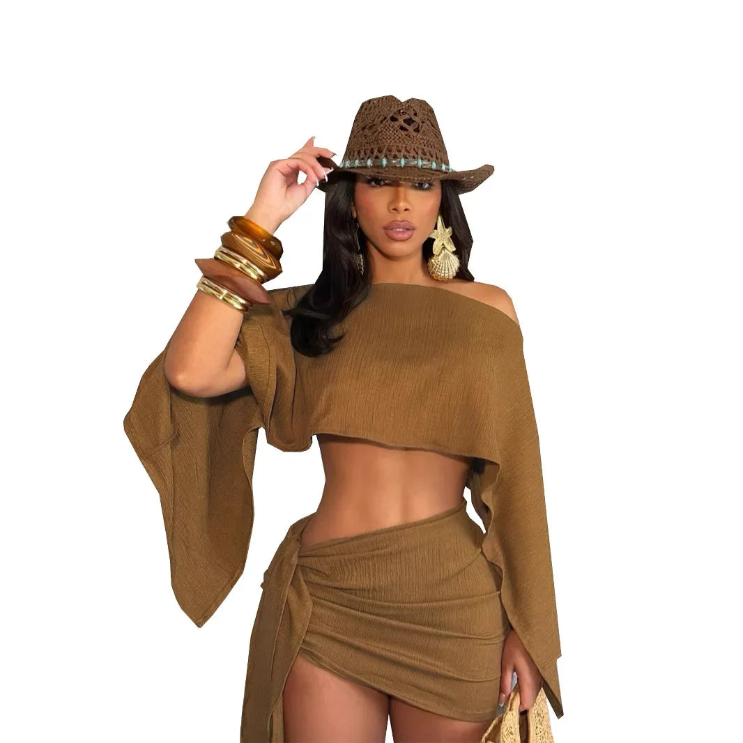 Completo estivo da donna per vacanze al mare: top traspirante con scollo laterale e spalle scoperte e gonna corta avvolgente a metà coscia