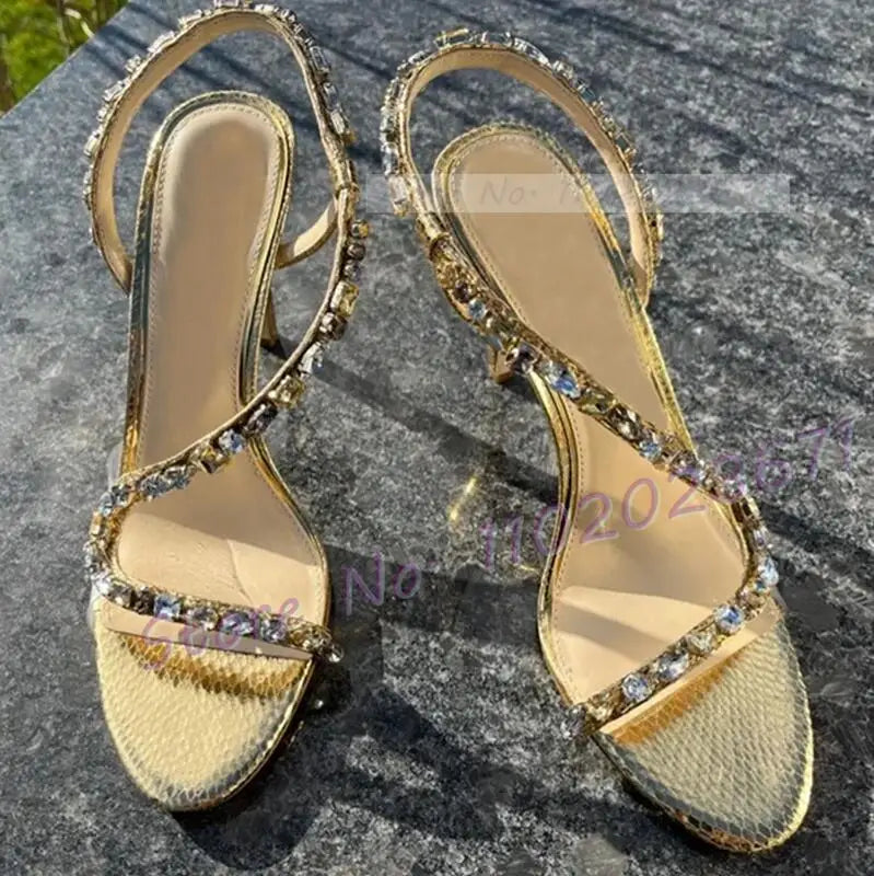Sandali con cinturino incrociato in cristallo rosso Sandali da donna con motivo serpente Slingback Tacchi alti Scarpe dorate Sandali eleganti scintillanti da festa casual da donna