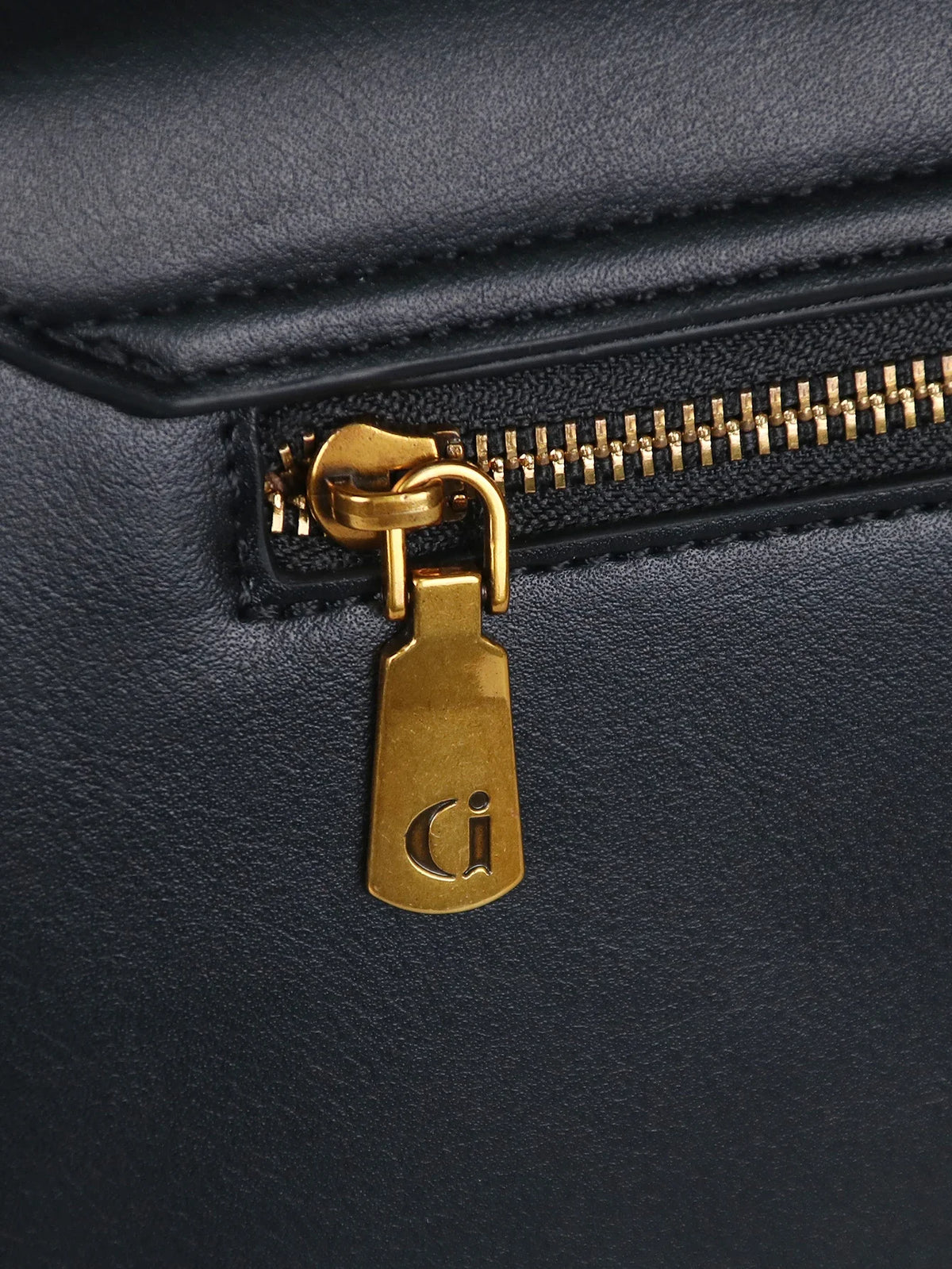 Borsa a Spalla Singola da Donna 2026, Nuova Moda, Borsa a Mano Popolare e di Lusso con Decorazione a Stemma in Metallo Retrò e Pelle di Alta Qualità