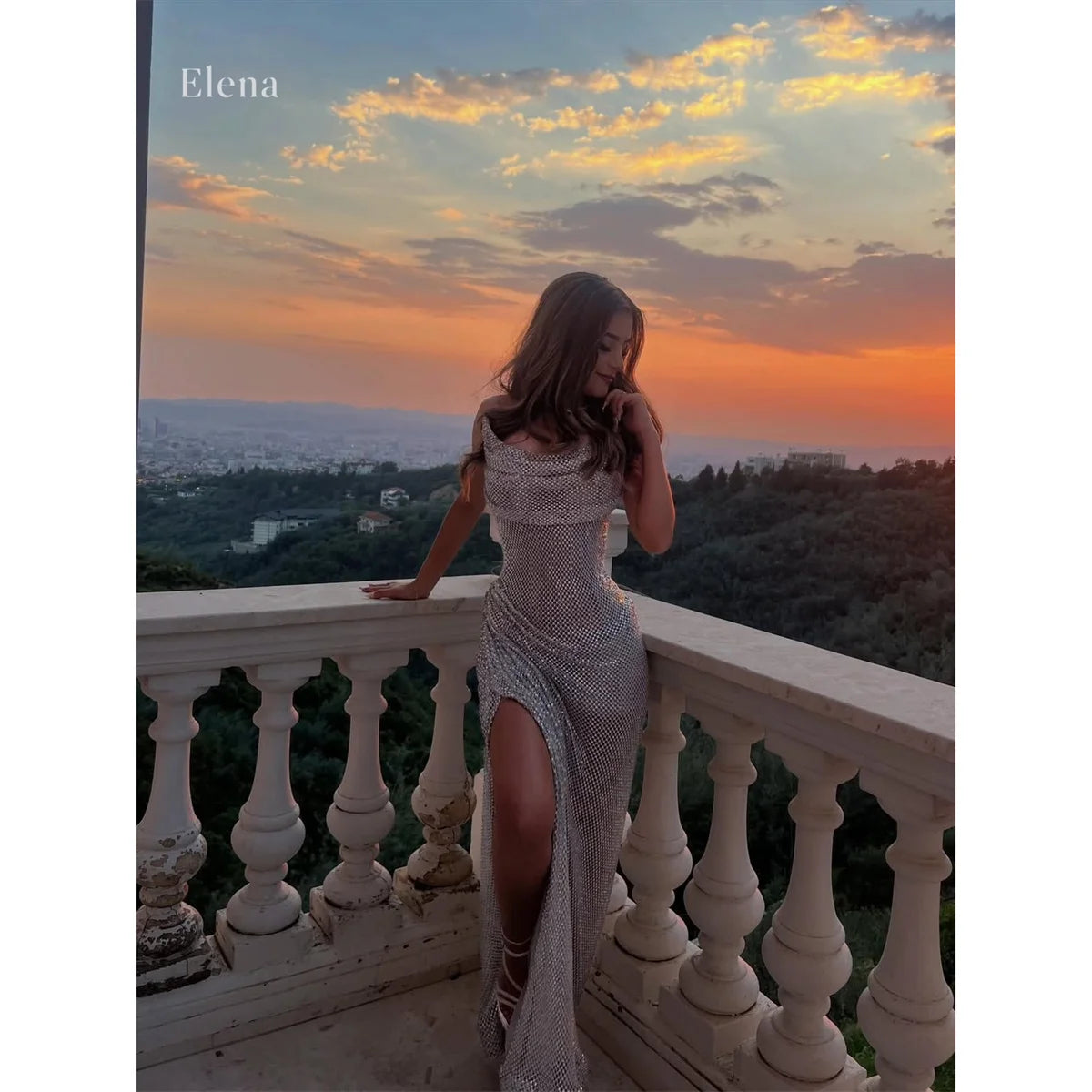 Abito da sera elegante Elena con paillettes argento, scollo a barca, in rete metallica, interamente ricamato, personalizzabile