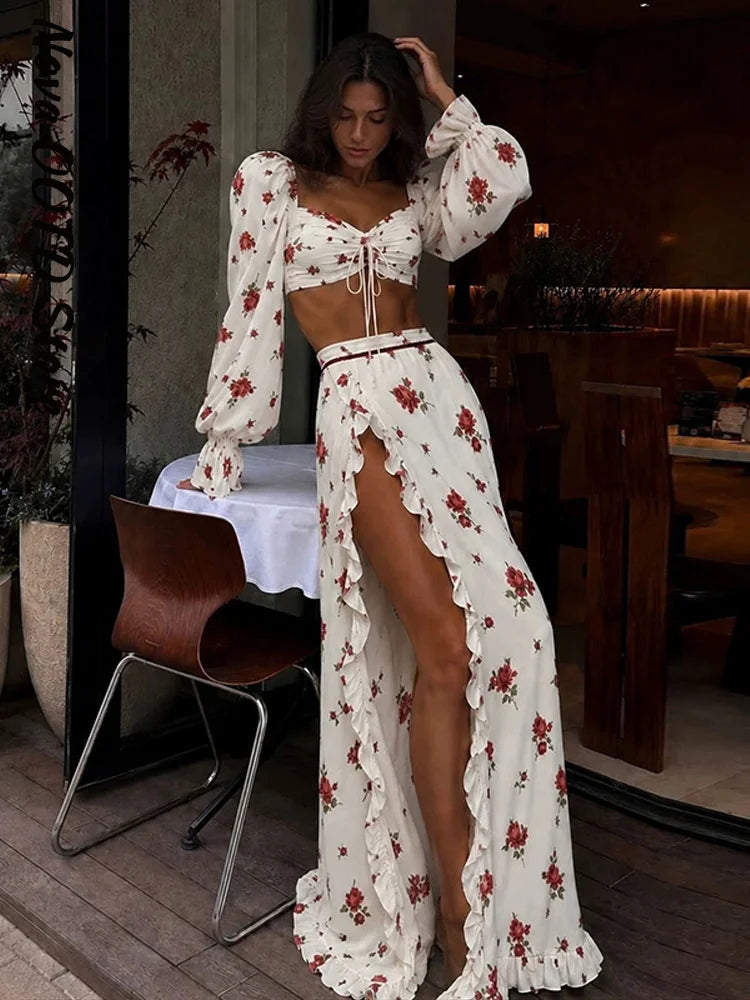 Completo da donna con stampa floreale da spiaggia, top corto a maniche lunghe con scollo quadrato e gonna lunga con spacco, nuovi outfit per feste e vacanze estive