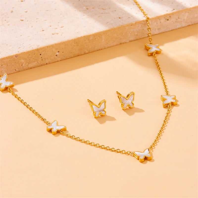 DIEYURO Acciaio inossidabile 316L dorato elegante conchiglia bianca serie farfalla set collana orecchini braccialetto gioielli di tendenza regalo