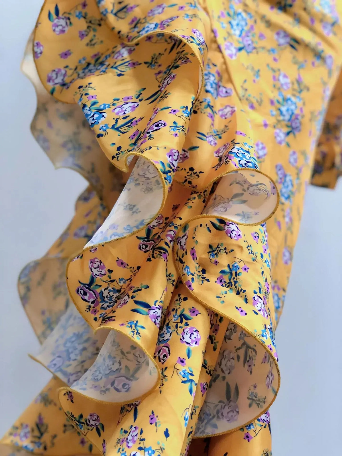 Abito Elegante e Sexy con Stampa Floreale, Orlo Asimmetrico, Collo Alto, Maniche a Palloncino, Lunghezza al Ginocchio
