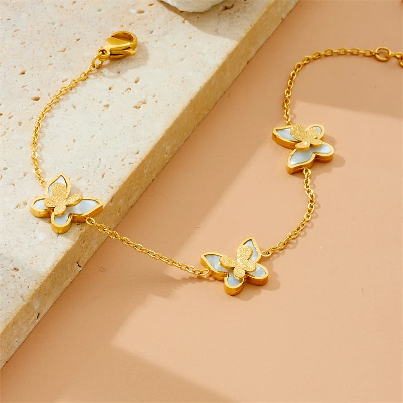 DIEYURO Acciaio inossidabile 316L dorato elegante conchiglia bianca serie farfalla set collana orecchini braccialetto gioielli di tendenza regalo