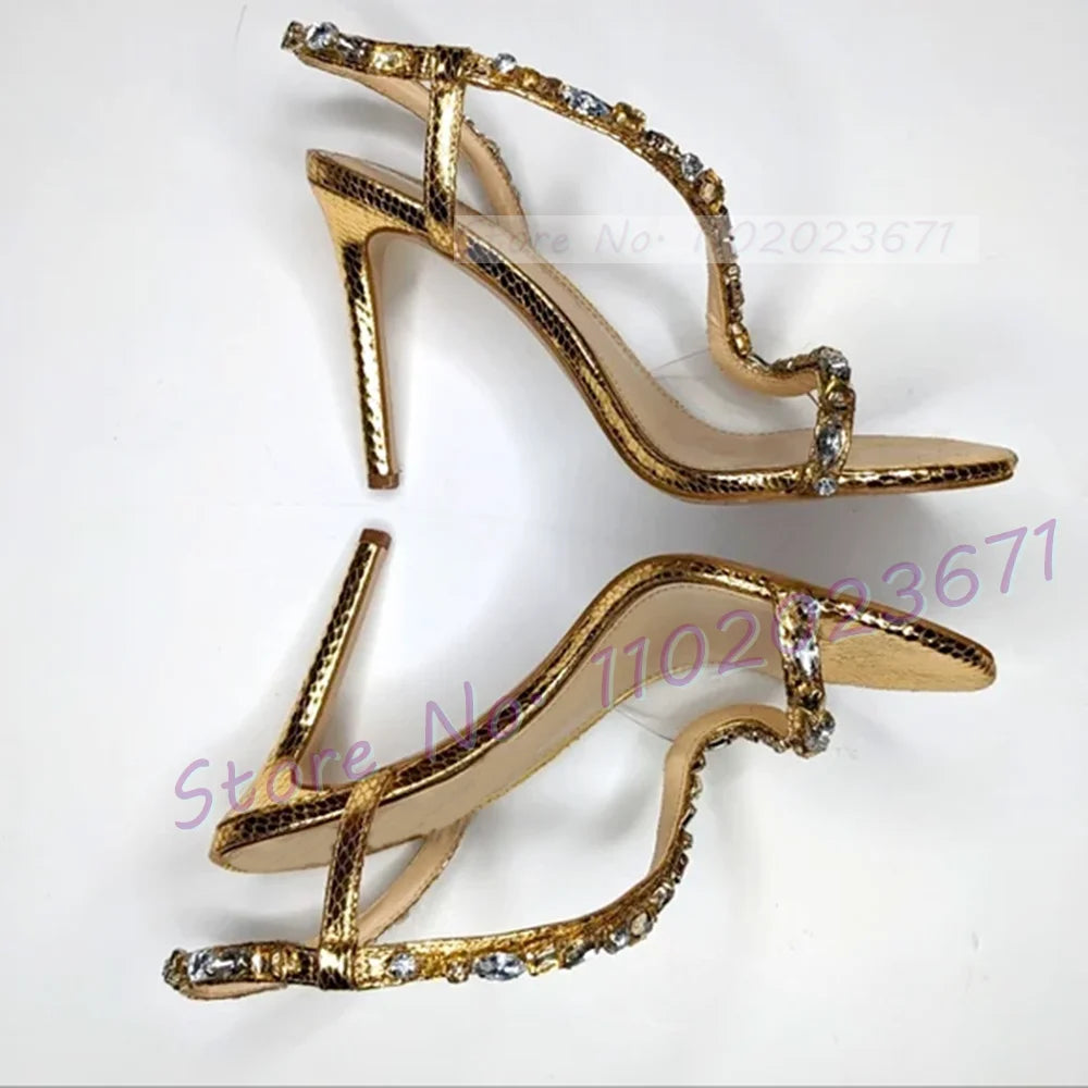 Sandali con cinturino incrociato in cristallo rosso Sandali da donna con motivo serpente Slingback Tacchi alti Scarpe dorate Sandali eleganti scintillanti da festa casual da donna
