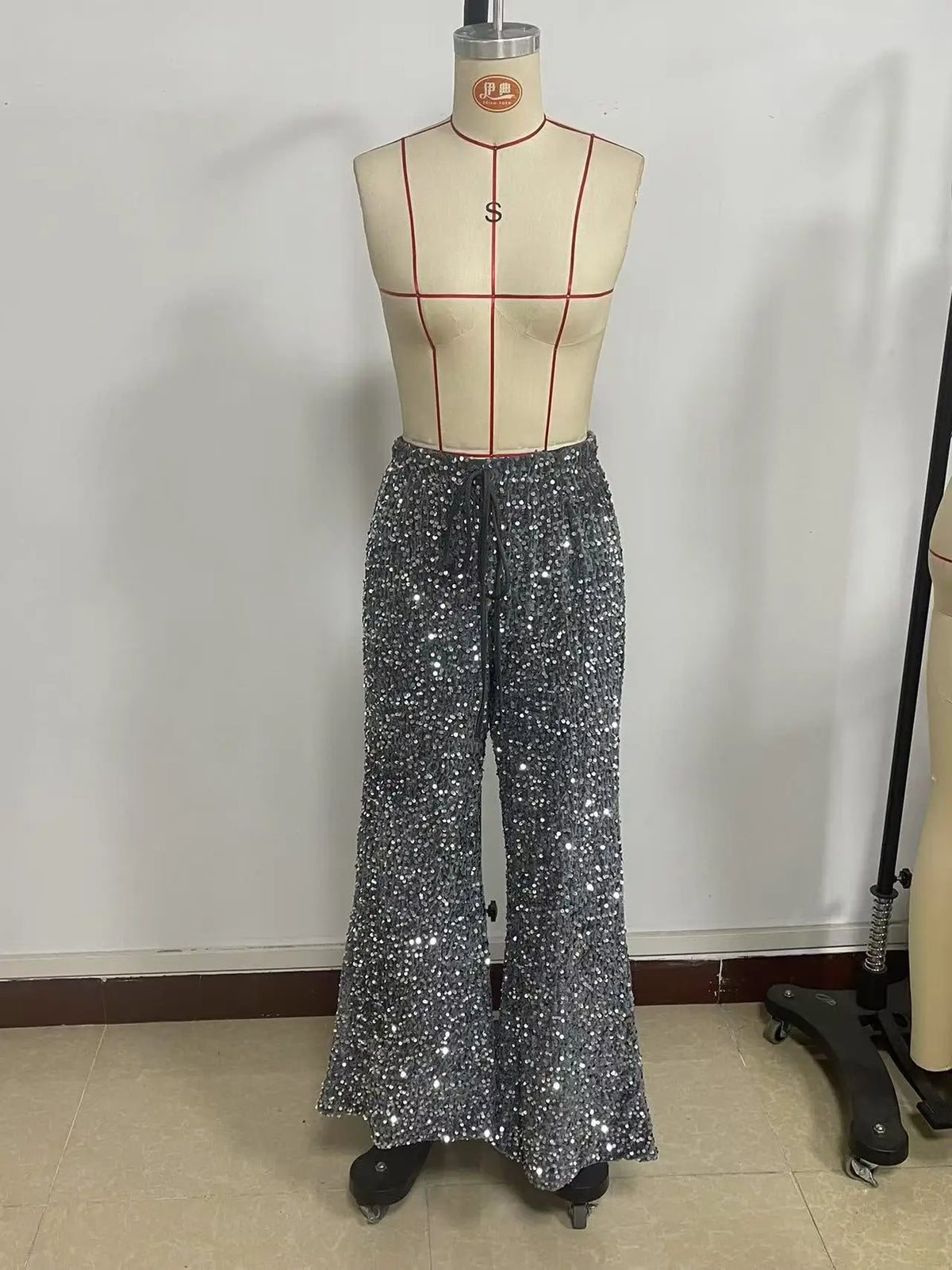 Pantaloni da donna in stile euro-americano con paillettes, coulisse alla moda, effetto snellente, nuovi, elastici, a gamba dritta.