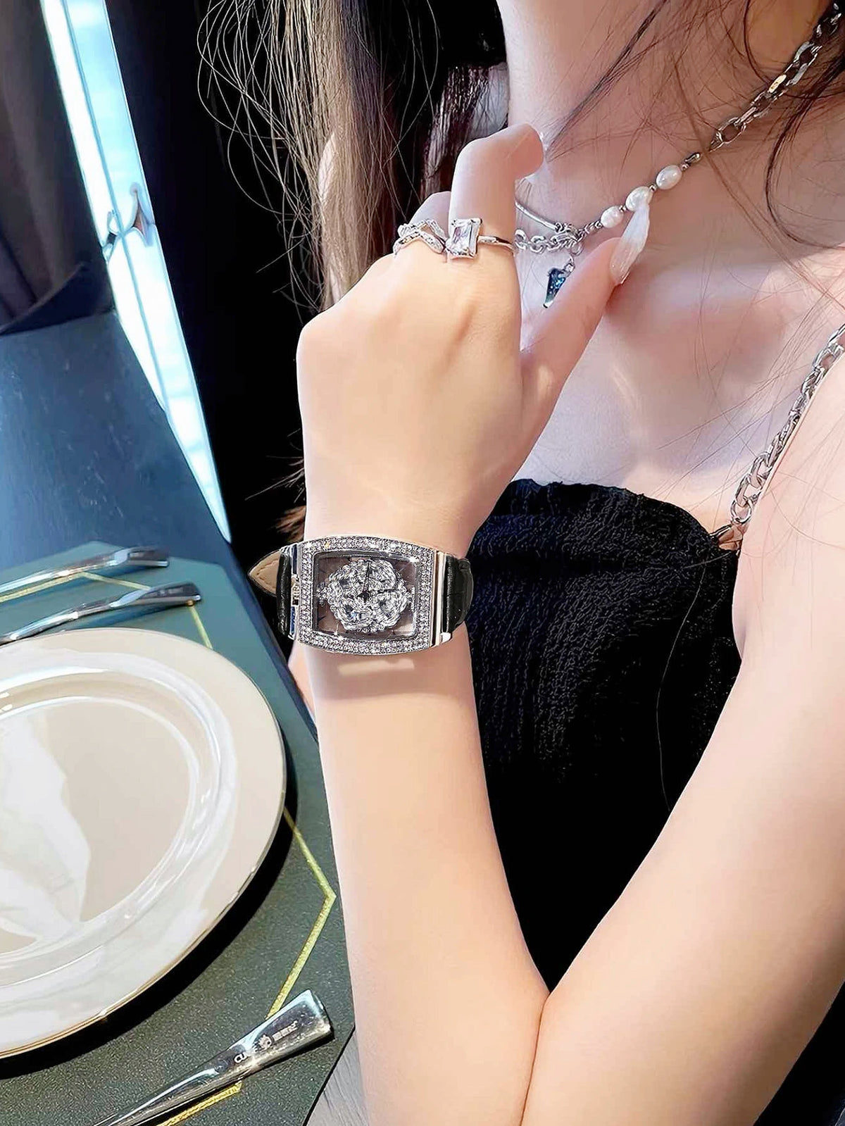 1 orologio da donna con quadrante preciso a forma di botte, alla moda ed elegante, decorazione con diamanti sul fondello trasparente, regina da poker rotante