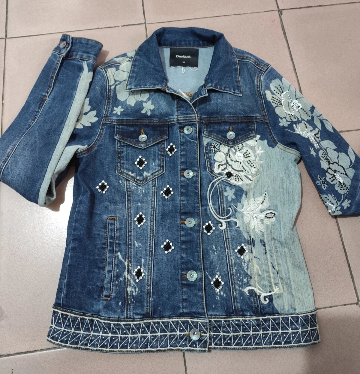 Una nuova giacca di jeans ampia e casual spagnola ricamata e color block dalla ordine di esportazione originale