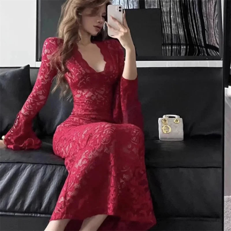 Abito rosso a maniche lunghe con scollo a V Gonna aderente aderente matura cava in pizzo all'inizio dell'autunno da donna con glutei avvolti e coda di pesce