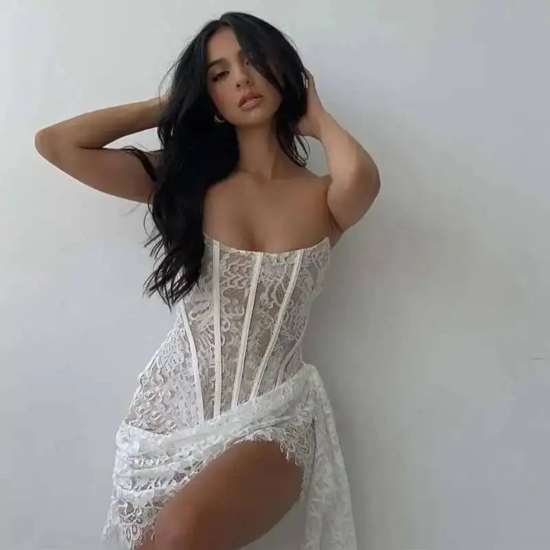 Avrilyaan Abito sexy senza spalline in pizzo bianco per le donne 2023 Vestaglie Abito da sera elegante Abito aderente Mini abito estivo Abiti