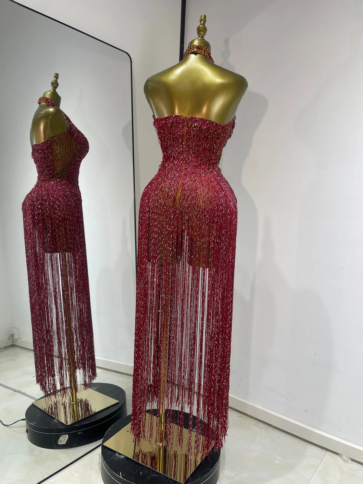 Abito da sera/cocktail/serate di gala con scollo a V e schiena scoperta, senza maniche, con frange, colore bordeaux, modello bodycon, per donna - Foto Reali