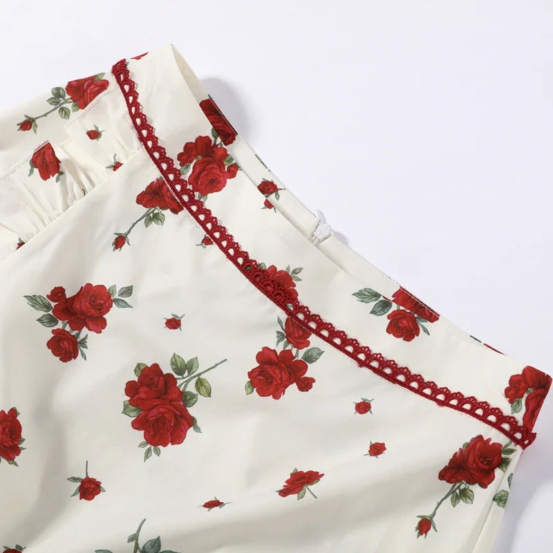 Completo da donna con top corto a stampa floreale, maniche lunghe, top con fiocco, gonna a balze con spacco alto, abiti estivi da spiaggia per le vacanze 2026.