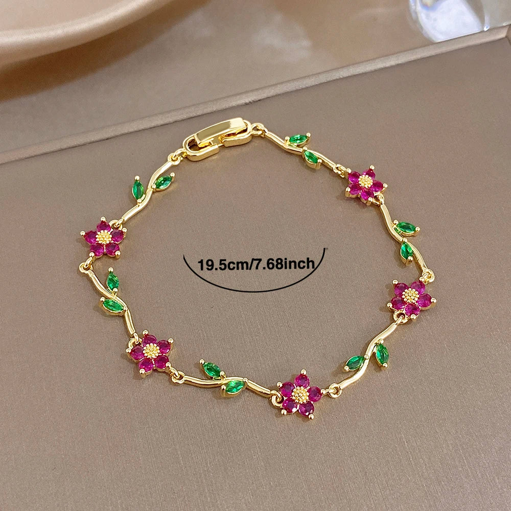 AENSOA Elegante Bracciale Regolabile con Motivo Floreale, Placcato Oro, con Cristalli a Forma di Fiore e Foglia Verde, Delicato Braccialetto con Strass per Gioielli da Donna