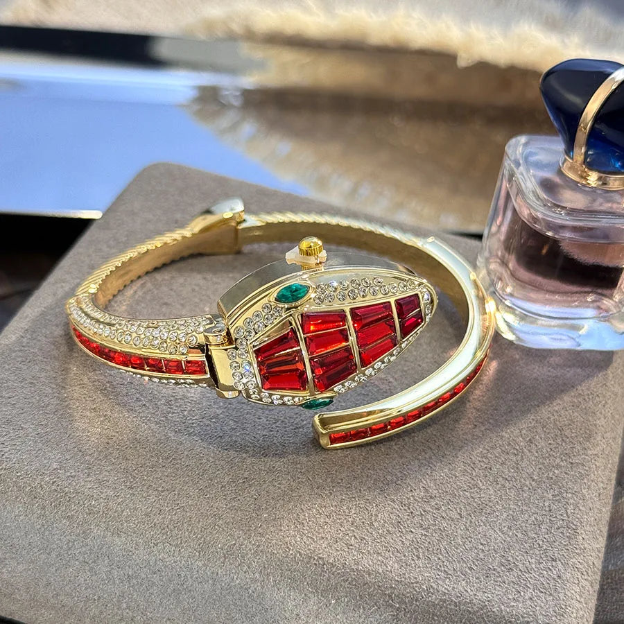 Orologio da polso a forma di serpente alla moda con diamanti incastonati di lusso per donna Elegante borsa aperta Elegante design europeo e americano