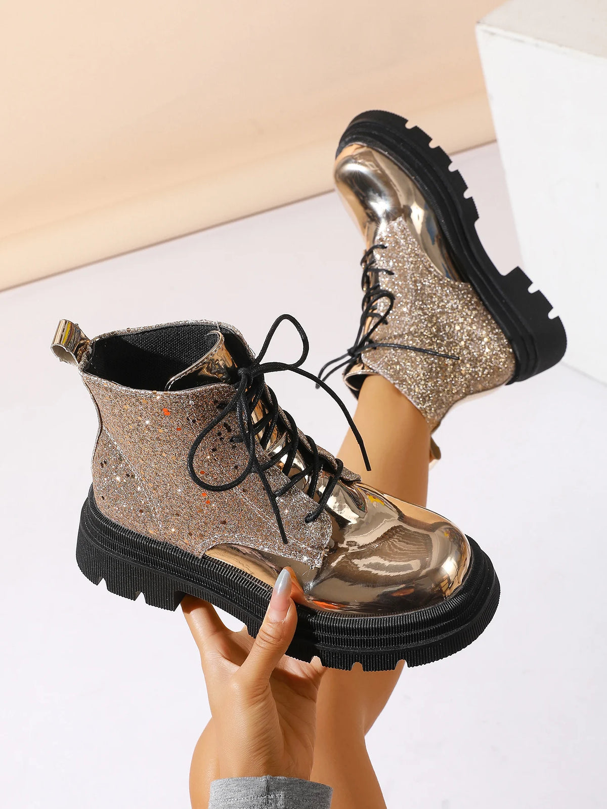 Scarpe da donna 2024 Stivali da donna alla moda argento lucido Stivali Chelsea casual e versatili Scarpe con plateau comode e calde