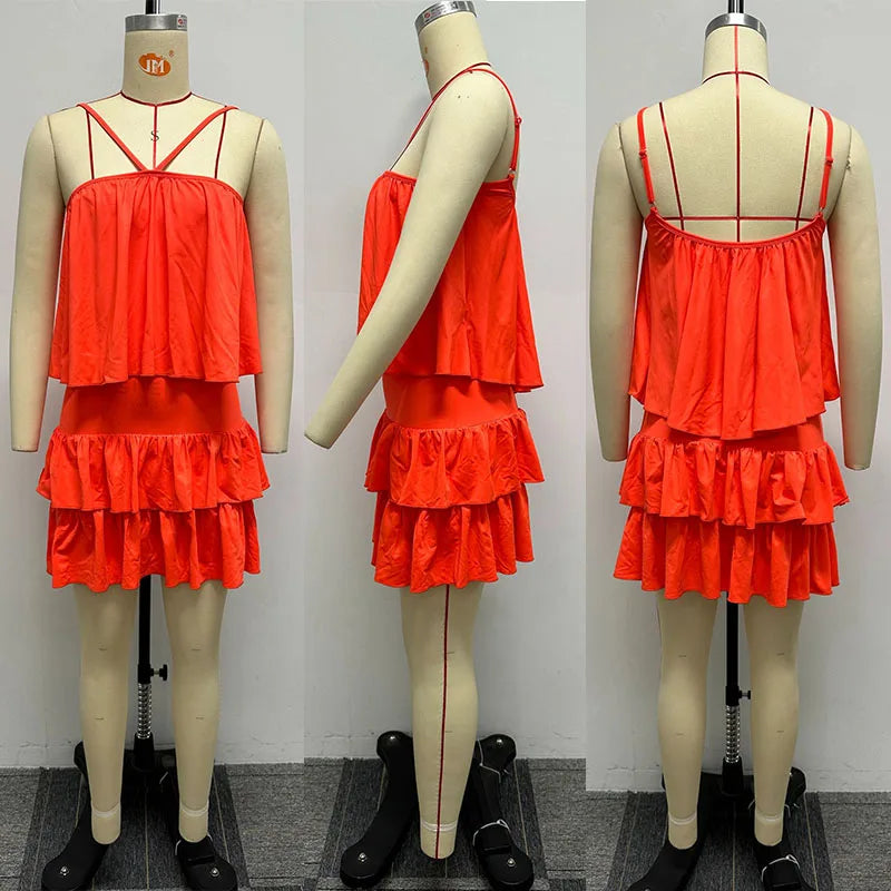 Completo coordinato due pezzi da donna con top a spalline sottili e minigonna, con volant a strati e arricciature slim, ideale per vacanze al mare