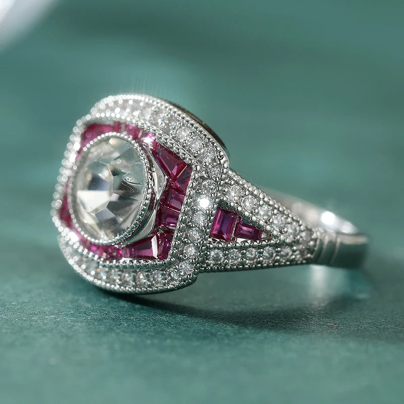 Anello Vintage Scintillante con Zirconia Sintetica Placcato Argento per Donne, Design Elegante e Lussuoso, Accessori per Gioielli da Banchetto e Anniversario