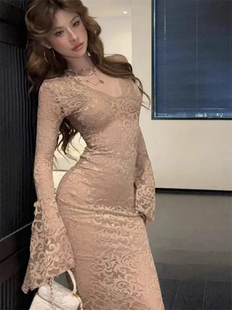 Abito rosso a maniche lunghe con scollo a V Gonna aderente aderente matura cava in pizzo all'inizio dell'autunno da donna con glutei avvolti e coda di pesce