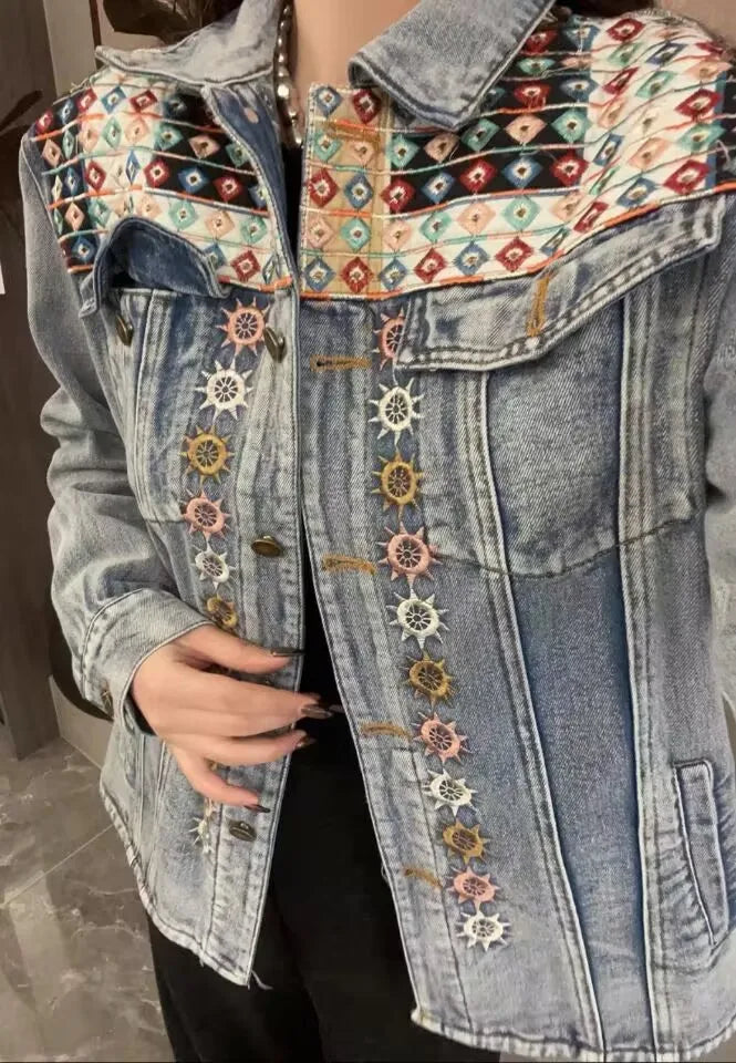 Una nuova giacca di jeans ampia e casual spagnola ricamata e color block dalla ordine di esportazione originale