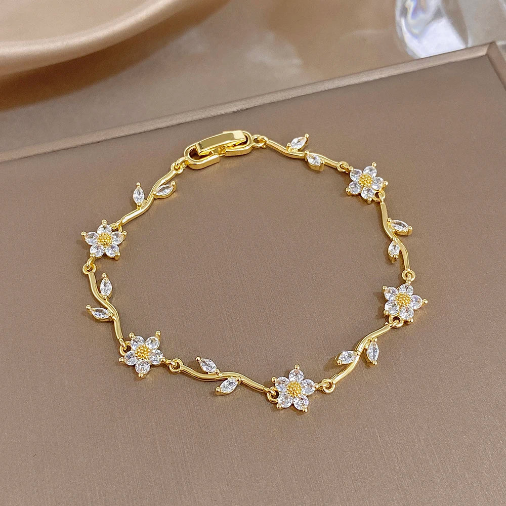 AENSOA Elegante Bracciale Regolabile con Motivo Floreale, Placcato Oro, con Cristalli a Forma di Fiore e Foglia Verde, Delicato Braccialetto con Strass per Gioielli da Donna